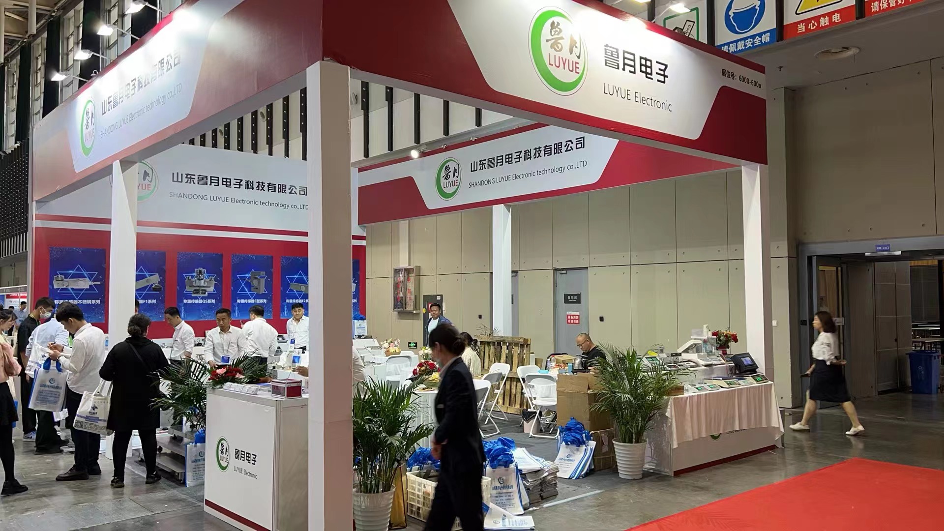 深圳展臺(tái)搭建商：如何選擇一家專業(yè)的展臺(tái)搭建商？(圖1)